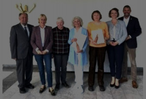 Karl Becker(Geschichtsverein), Martina Fehlner (Landtagsabgeordnete), Astrid Kochanowski (Laudatorin), Edith Bandow, Andrea Kaiser, Kahler Bürgermeisterin Julia Fischer, Landrat Alexander Legler.