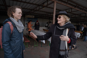 Julia Fischer im Gespräch mit Frau Brunhilde Basilius-Fiebig Fraktionsvorsitzende am Ende der Wanderung