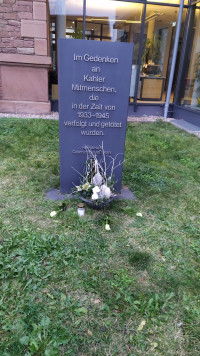 Stele: Im Gedenken an Kahler Mitmenschen die in der Zeit von 1933-1945 verfolgt und getötet wurden