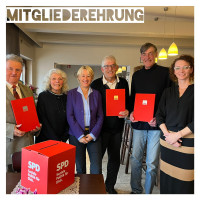 Edith Bandow und Herrmann Jung ( Doppelspitze des SPD-Ortsvereins) und Bürgermeisterin Julia Fischer mit den geehrten Mitgliedern